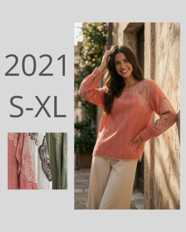 Mujer sonriente con blusa rosa y pantalones claros, rodeada de un ambiente urbano.