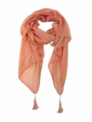 Bufanda ligera color melocotón con flecos en los extremos.
