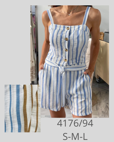 Mujer vestida con un mono de rayas azul y blanco, con botones y tirantes delgados.
