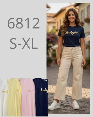 Mujer con camiseta azul y pantalones claros, mostrando opciones de camisetas de varios colores.