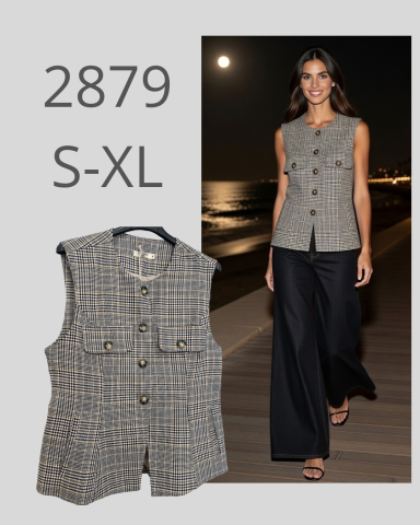 Chaleco a cuadros para mujer, con botones y bolsillos, modelo en la playa de noche.