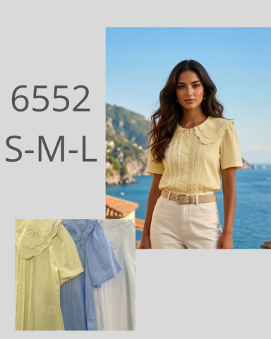 Mujer con blusa amarilla frente al mar, muestra blusas en tonos claros.