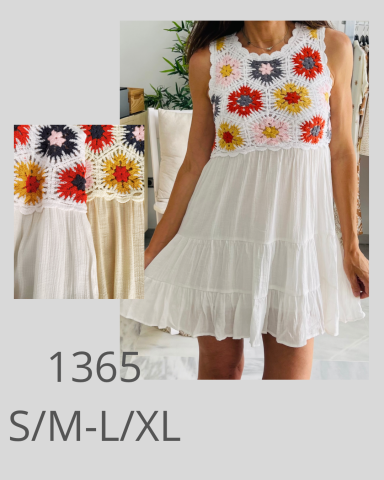 Vestido blanco con flores de colores en la parte superior, disponible en varias tallas.