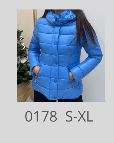 Chaqueta acolchada azul con cuello alto y bolsillos delanteros. Tallas S-XL.