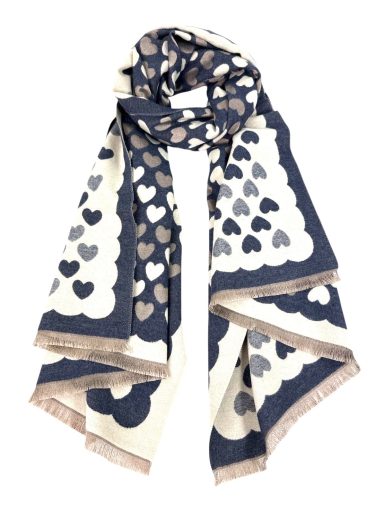 Bufanda con diseño de corazones en tonos azul marino y beige.
