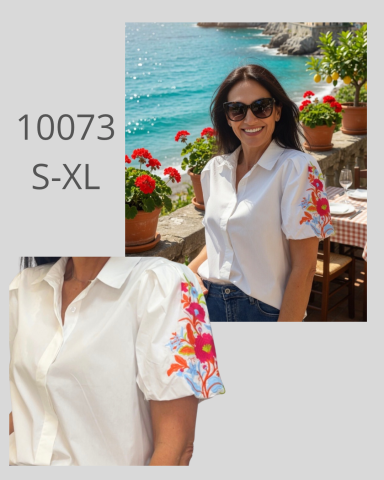 Camisa de mujer blanca con bordado floral en las mangas, disponible en tallas S-XL.
