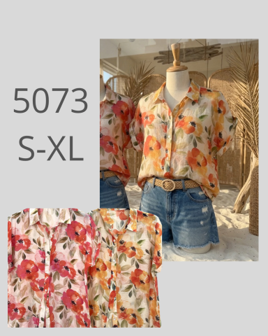 Camisa floral en tonos naranja y rojo, talla S-XL, presentada con pantalones cortos.