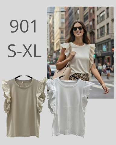 Modelo sonriente lleva una camiseta con volantes en una calle urbana. Tallas S-XL disponibles.