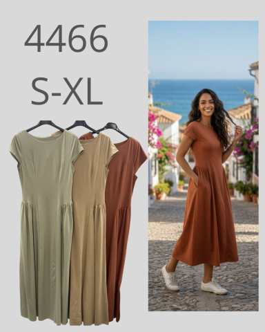Modelo lleva un vestido largo color marrón, fondo con mar y flores. Disponibilidad S-XL.