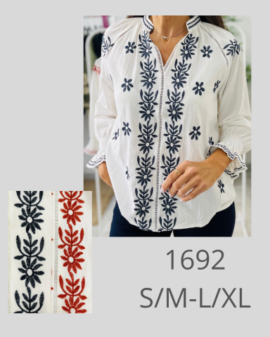 Camisa blanca bordada con flores en azul y rojo, disponible en tallas S/M y L/XL.