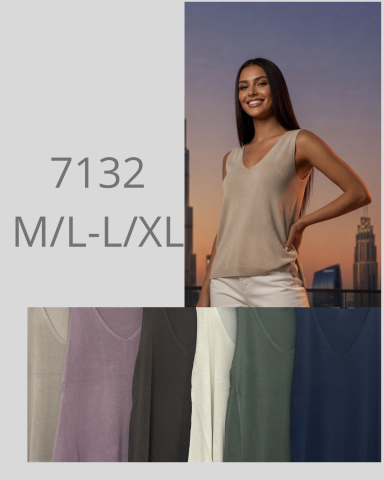 Modelo sonriente vistiendo una blusa sin mangas con opciones de colores al fondo.