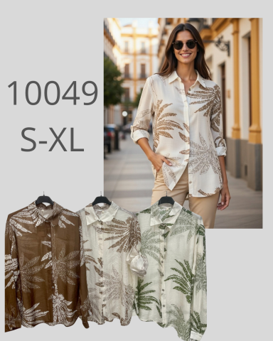 Mujer sonriendo con camisa de hojas, junto a camisetas en varios colores.