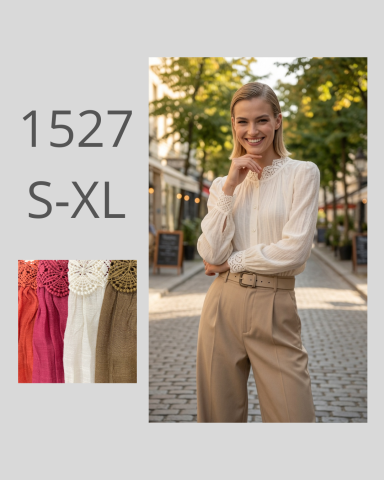 Mujer sonriente con blusa blanca y pantalones beige en una calle con árboles.