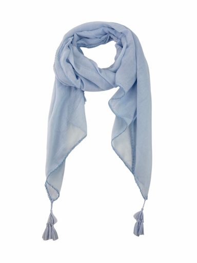 Bufanda ligera de color azul claro con flecos en los extremos.