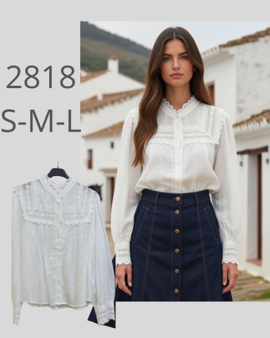 Blusa blanca con detalles en el pecho, acompañada de una falda de botones.