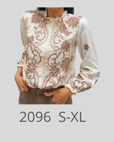 Blusa elegante con estampado floral en tonos rosa, disponible en tallas S a XL.