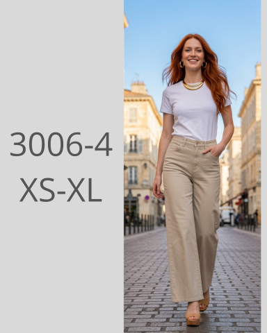 Mujer pelirroja sonriente con camisa blanca y pantalones claros camina por una calle.