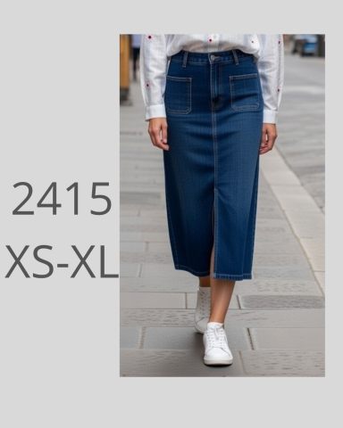 Mujer con falda de mezclilla larga y blanca, usando zapatillas deportivas.