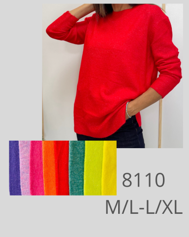 Mujer con camiseta roja, mostrando opciones de colores en la parte inferior.