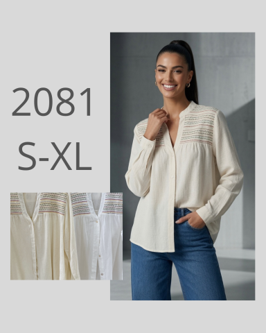 Blusa blanca con detalles, modelo sonriente, fondo neutral. Tallas S-XL.