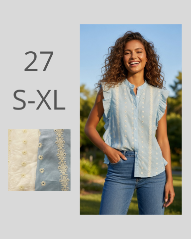Modelo femenina sonriente con blusa azul y jeans, fondo natural. Tallas S-XL.