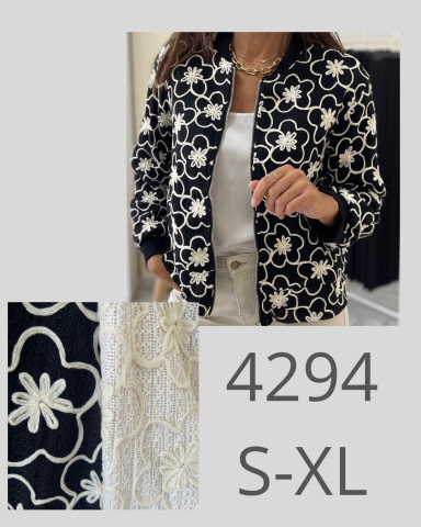Chaqueta negra con flores blancas, acompañada de un detalle de tela con bordado. Tallas S-XL.