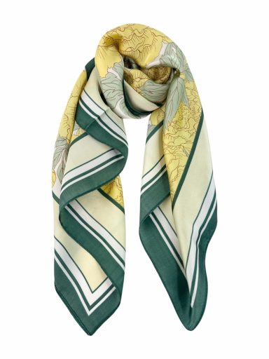 Bufanda en tonos amarillo y verde con patrón de líneas y diseño elegante.