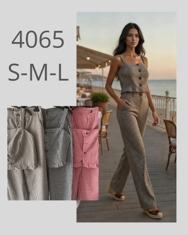 Mujer con mono de rayas y botones, en un entorno al aire libre al atardecer.