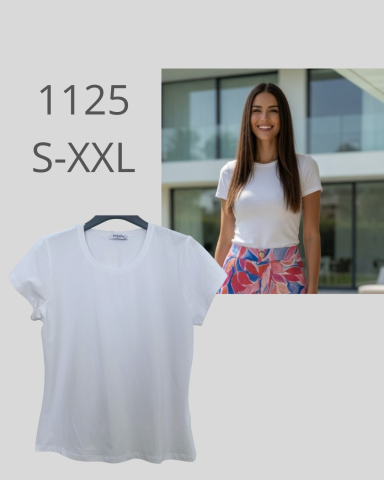 Mujer sonriente con camiseta blanca y falda colorida, fondo exterior de casa.