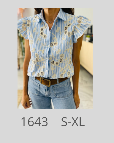 Camisa de flores con mangas acampanadas, de rayas azules y blancas. Talla S-XL.