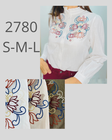 Blusa blanca con bordados coloridos de flores, disponible en tallas S, M y L.