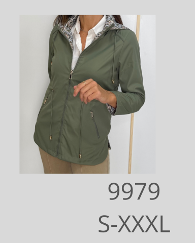Chaqueta verde con capucha, llevada con una camisa blanca, ajustada y con cremallera.