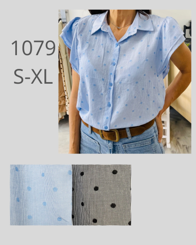 Blusa de botones azul claro con estampado, disponible en tallas S-XL.