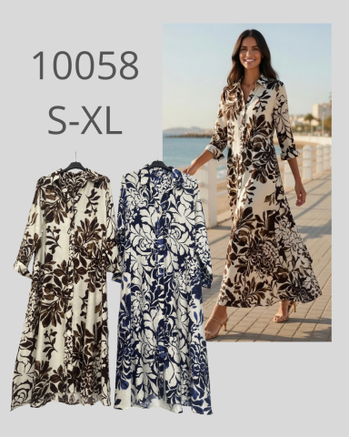 Mujer sonriente con vestido largo de estampado floral en un ambiente exterior luminoso.