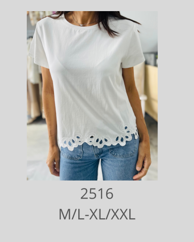 Camiseta blanca con bordado en el dobladillo y ajuste cómodo. Tallas M/L-XL/XXL.