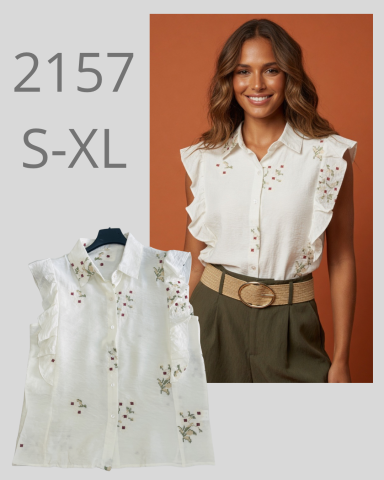 Mujer sonriente con blusa blanca de flores y pantalones verdes. Tallas S-XL.
