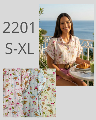Blusa floral, sentada en un balcón frente al mar.