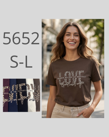 Mujer sonriente con camiseta marrón que tiene el texto "LOVE" en un diseño elegante.