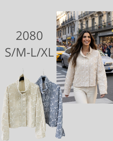 Mujer sonriente caminando por la calle, con chaquetas en primer plano.