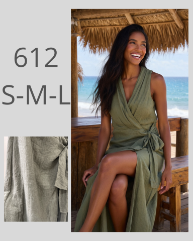 Mujer sonriente con vestido verde claro en un entorno playero.