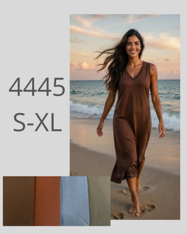 Mujer caminando por la playa al atardecer, vistiendo un vestido largo marrón.