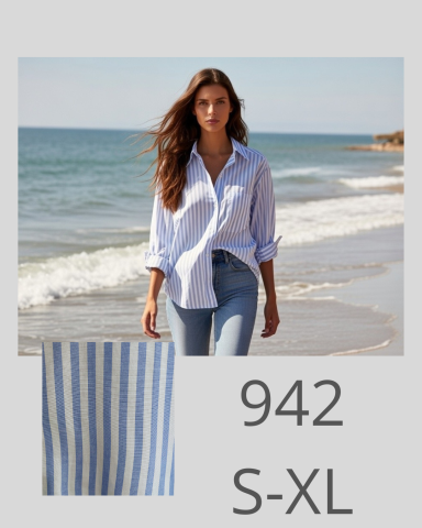 Modelo con camisa a rayas y jeans, caminando por la playa. Tallas S-XL disponibles.