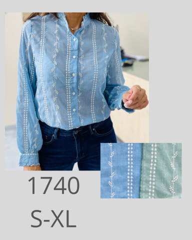 Camisa de mujer azul claro con detalles en blanco, disponible en tallas S-XL.