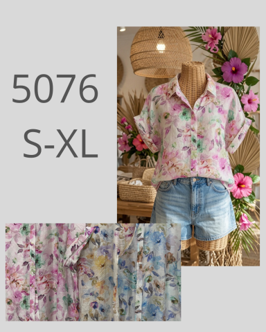 Camisa floral de manga corta, disponible en tallas S a XL, con fondo de flores.