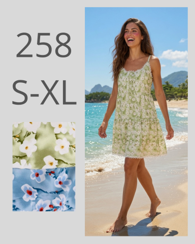Mujer sonriente en vestido de verano con estampado floral, caminando en la playa.