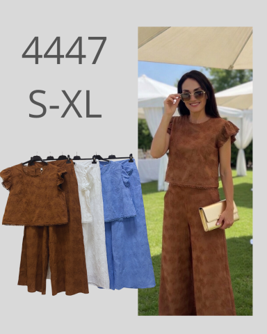Mujer en un conjunto de dos piezas, con opciones en marrón, blanco y azul, en un entorno exterior.