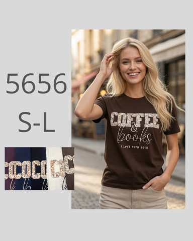 Mujer sonriente con camiseta marrón que dice "COFFEE & BOOKS" en una calle.