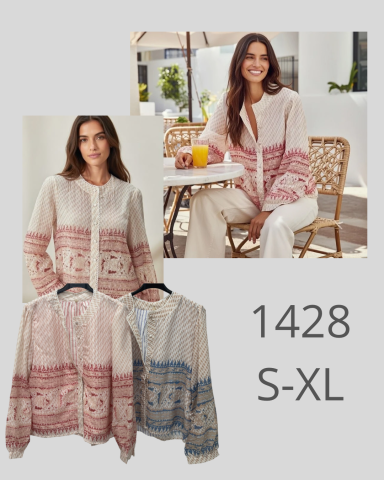 Mujer sonriente con cardigan de colores suaves, sostiene una bebida en un entorno luminoso.