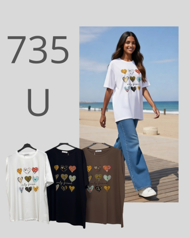 Mujer caminando en la playa, usando una camiseta con corazones y jeans. Camisetas en la parte inferior.