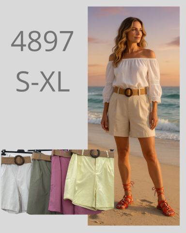 Mujer en la playa con blusa blanca y pantalones cortos. Fondo de atardecer.